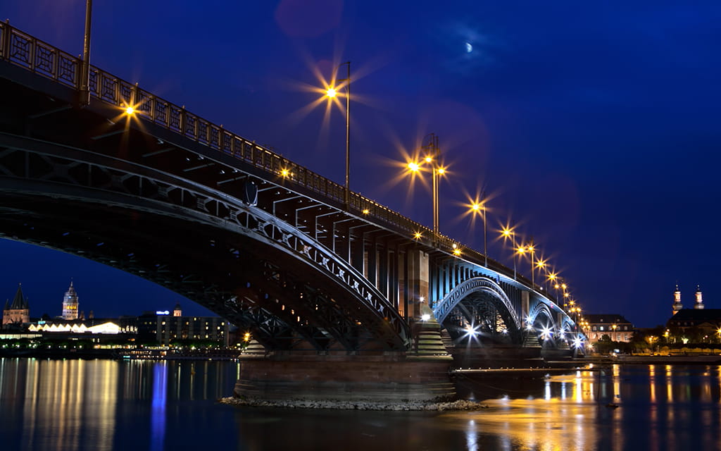Die Theodor-Heuss-Brücke in Mainz bei blauem Nachthimmel