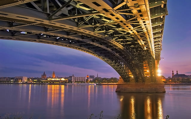 Die Theodor-Heuss-Brücke in Mainz von unten aufgenommen bei Abend
