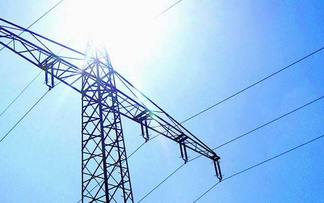 Hochspannungsmast in der Sonne