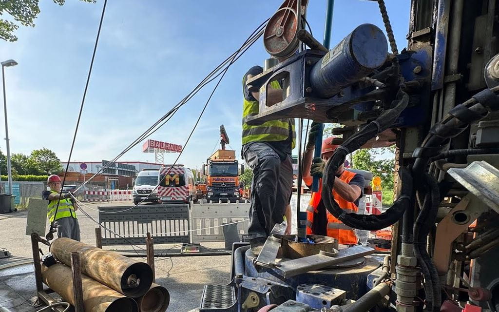 Drei Männer am Arbeiten auf einer Baustelle