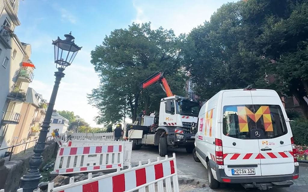 Mainzer Netze Autos auf einer Baustelle