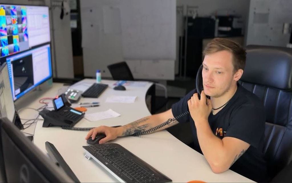 Mann telefonierend am Schreibtisch