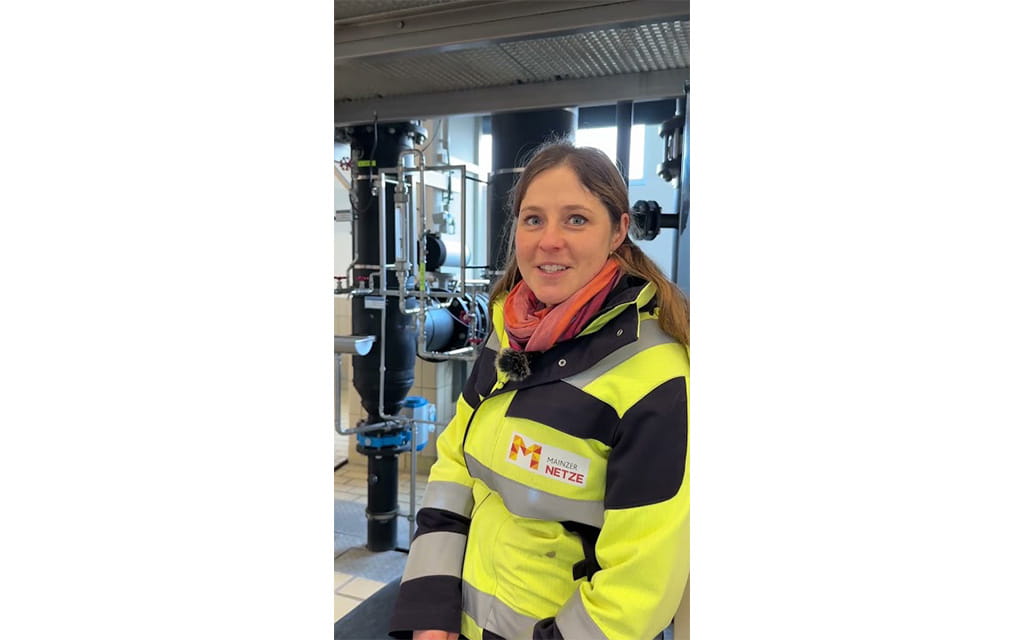 Frau im Wasserwerk mit gelber Weste