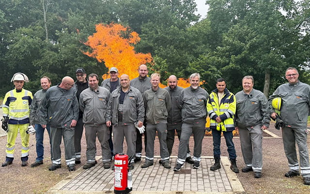 Mitarbeiter der Mainzer Netze vor einer Gasflamme