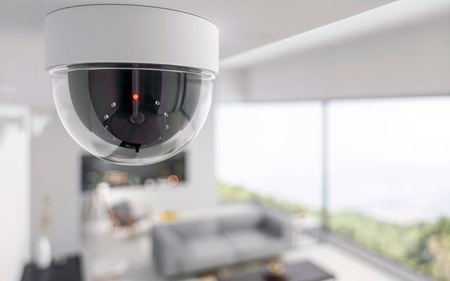 Nahaufnahme einer Sicherheitskamera im Wohnzimmer Nahaufnahme einer Sicherheitskamera im Wohnzimmer