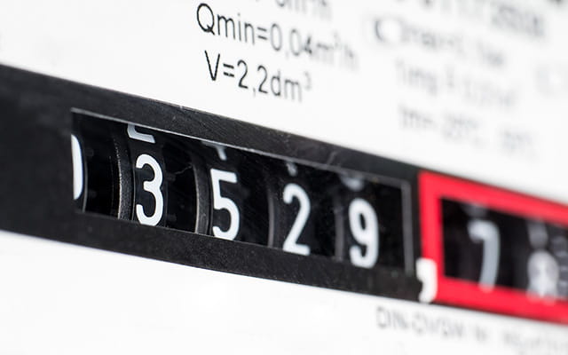 Nahaufnahme eines Stromzählers Nahaufnahme eines Stromzählers