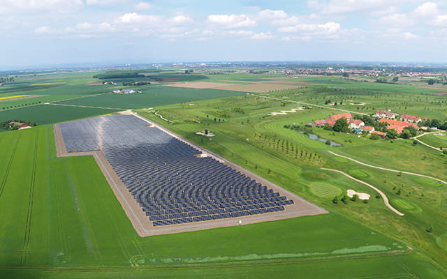 Solarpark zwischen Feldern
