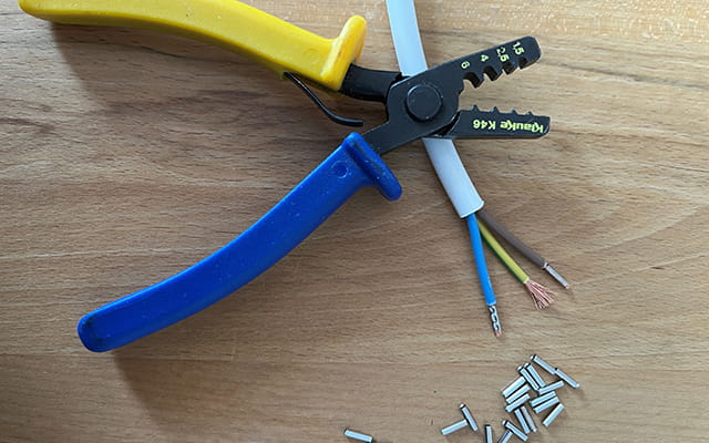 Zange mit Pressung an blauer Ader