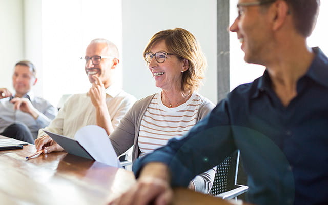 Gruppe Menschen bei einem Geschäftstermin Gruppe Menschen bei einem Geschäftstermin